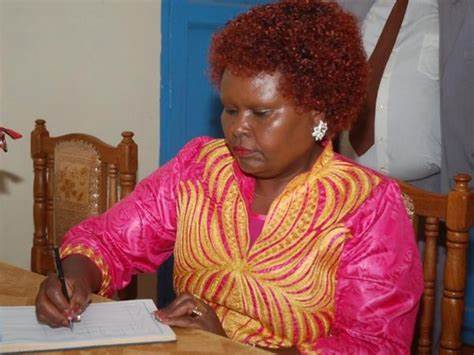 Mubunge wa ekuru kaunti ya Tharaka Nithi Beatrice Nkatha kuria antu metikire gutarwa.
