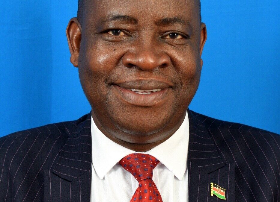Vice Chacellor wa University ya Chuka Prof. Njoka kuungwa mauri iguru ria maratasi jawe ja kithomo.