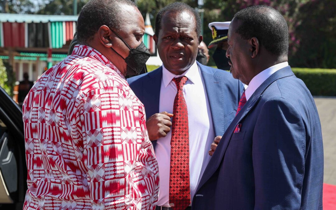 Muceemanio jwa Uhuru na abunge ba Azimio la Umoja statehouse.