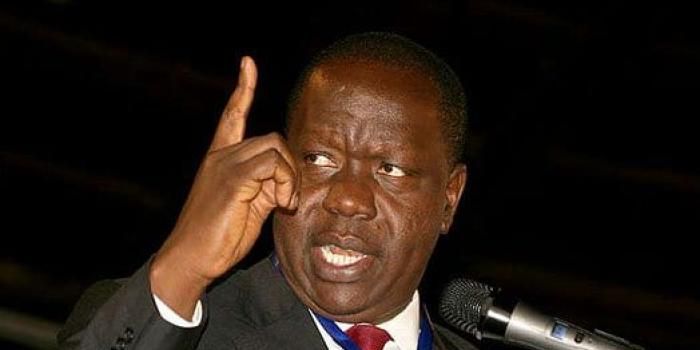 Thirikari guakikisha thiiri nyuma ya kithurano kinene.