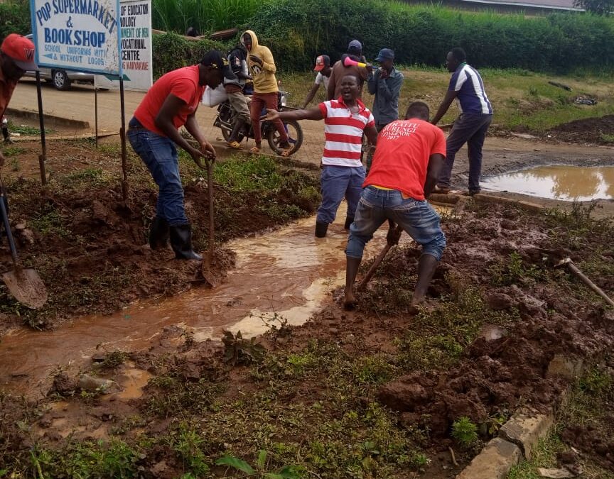 Akari ba Kanyakine kumeneeria MCA wao niuntu bwa ruuji kuthukia barabara.